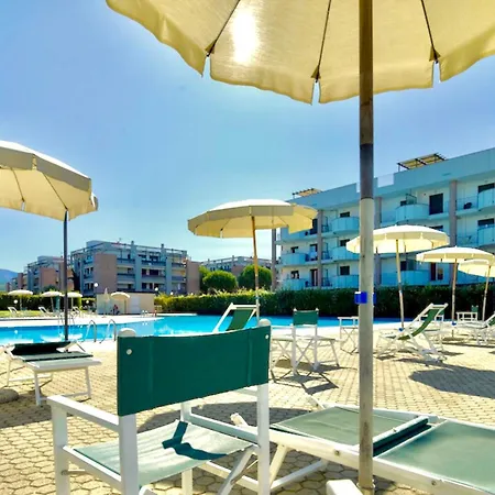 Isa - For 6 Peoplein Mirto And Corbezzolo Apartahotel 3*
